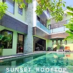 Villa Uma Sari - 2Bdr, Private Pool And Sunset Rooftop, Quiet And Central